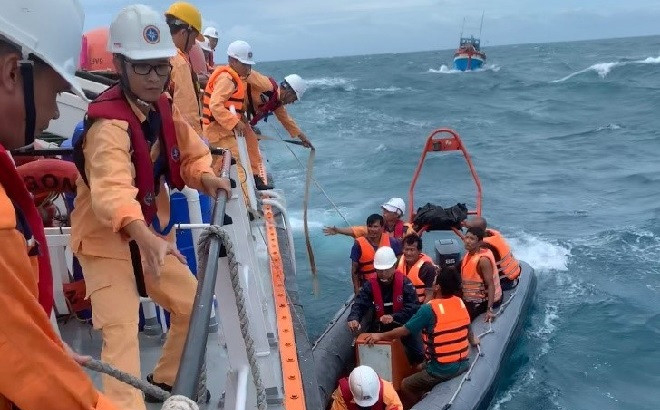 Cơ quan chức năng đưa các ngư dân gặp nạn sang tàu chuyên dụng, đưa vào bờ.