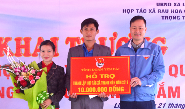Lãnh đạo Tỉnh đoàn Yên Bái trao biển hỗ trợ 10 triệu đồng cho Hợp tác xã Rau, hoa, quả công nghệ cao của anh Nguyễn Thế Trọng ở xã Liễu Đô, huyện Lục Yên. 
