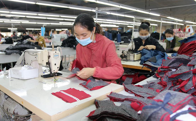 Nhờ thực hiện tốt các giải pháp thích ứng, Công ty cổ phần May Chiến Thắng đã khắc phục được tình trạng thiếu hụt lao động để duy trì sản xuất.