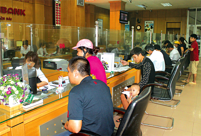 Người dân và doanh nghiệp đến giao dịch tại Ngân hàng Nông nghiệp và Phát triển nông thôn tỉnh Yên Bái.